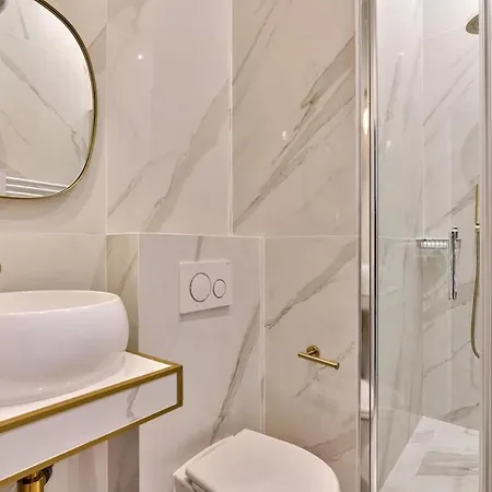 Newly Renovated ! Stunning 2br In The Heart Of 15 Parigi